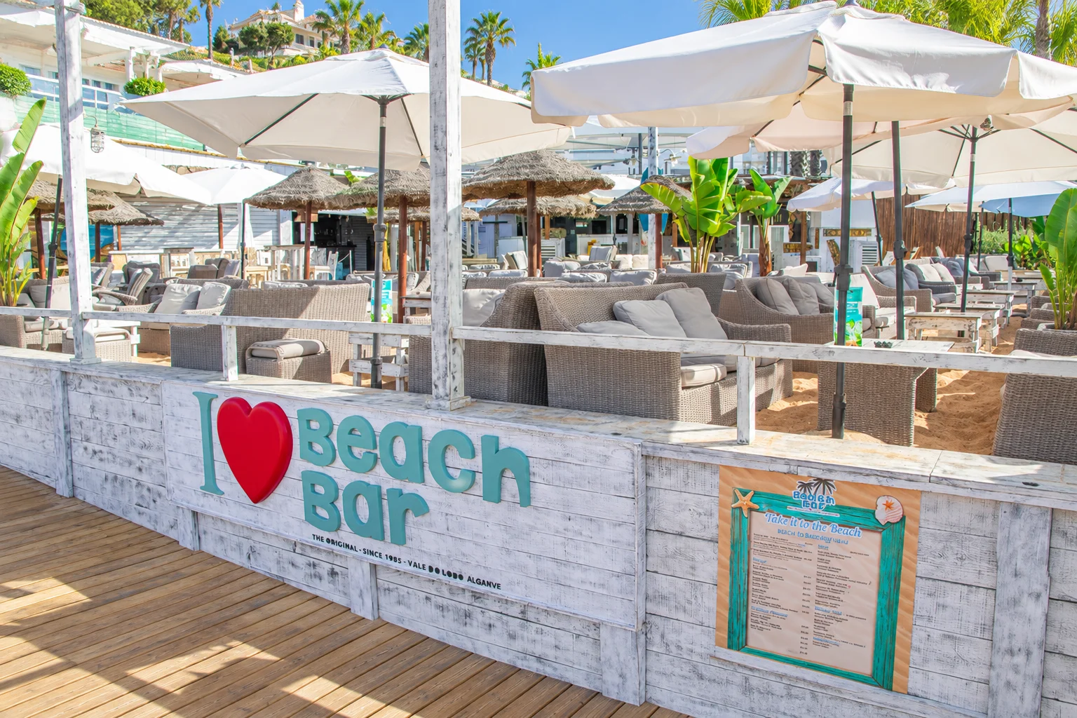 Esplanada do Beach Bar com sofás e guarda-sóis