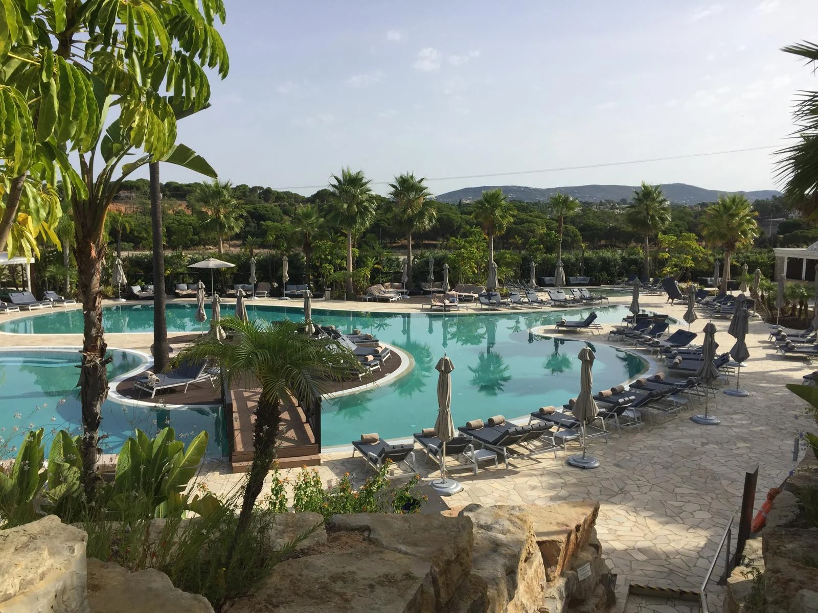 Piscina e zona exterior do Conrad Algarve