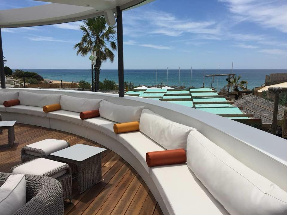 Sofá curvo e vista para o mar no Deck Bar, Vale do Lobo