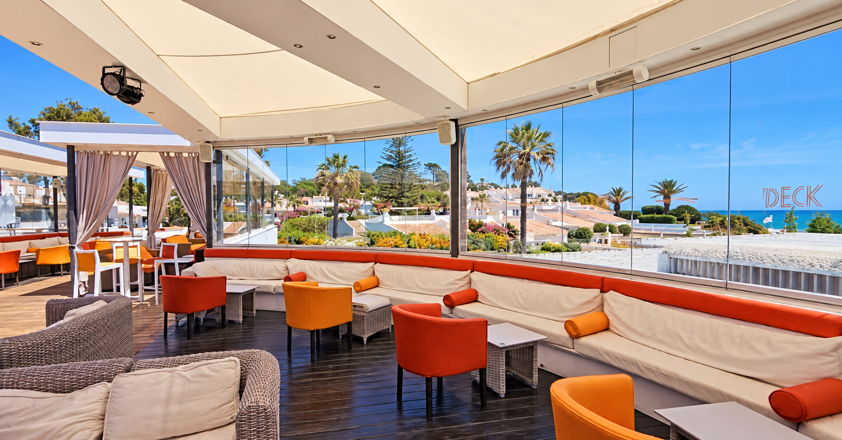 Esplanada coberta do Deck Bar em Vale do Lobo, imagem tratada com IA