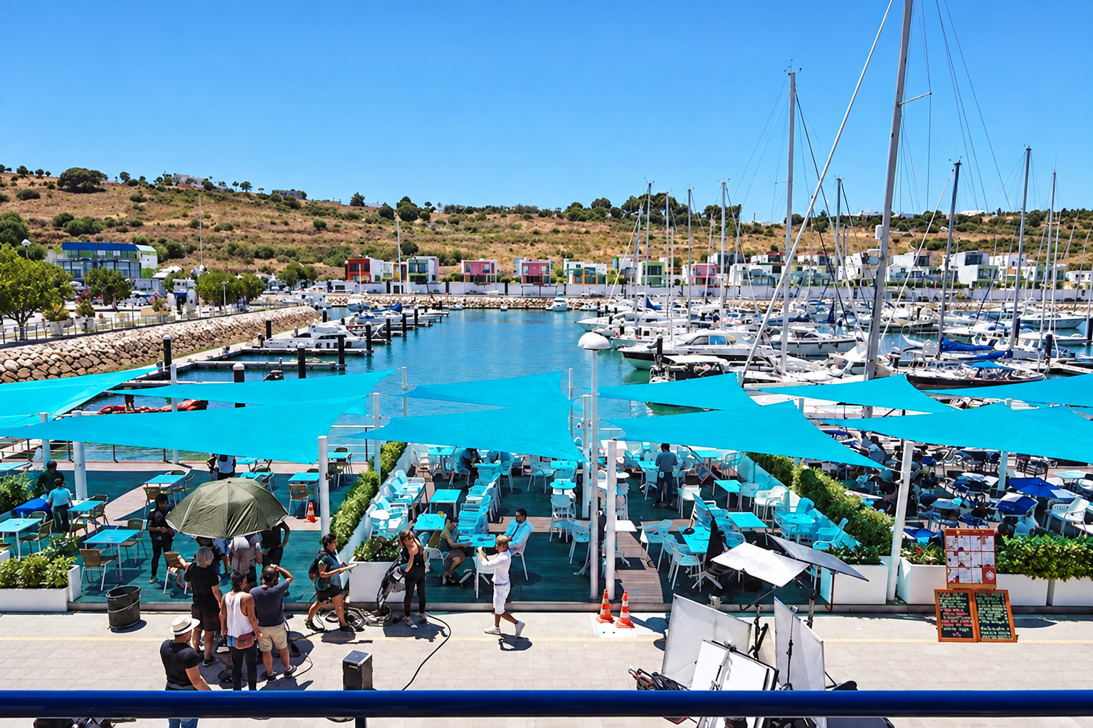 Esplanada com toldos azuis junto à Marina de Albufeira