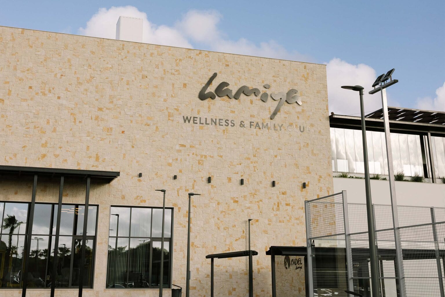 Fachada em pedra do Lamiya Wellness & Family Club