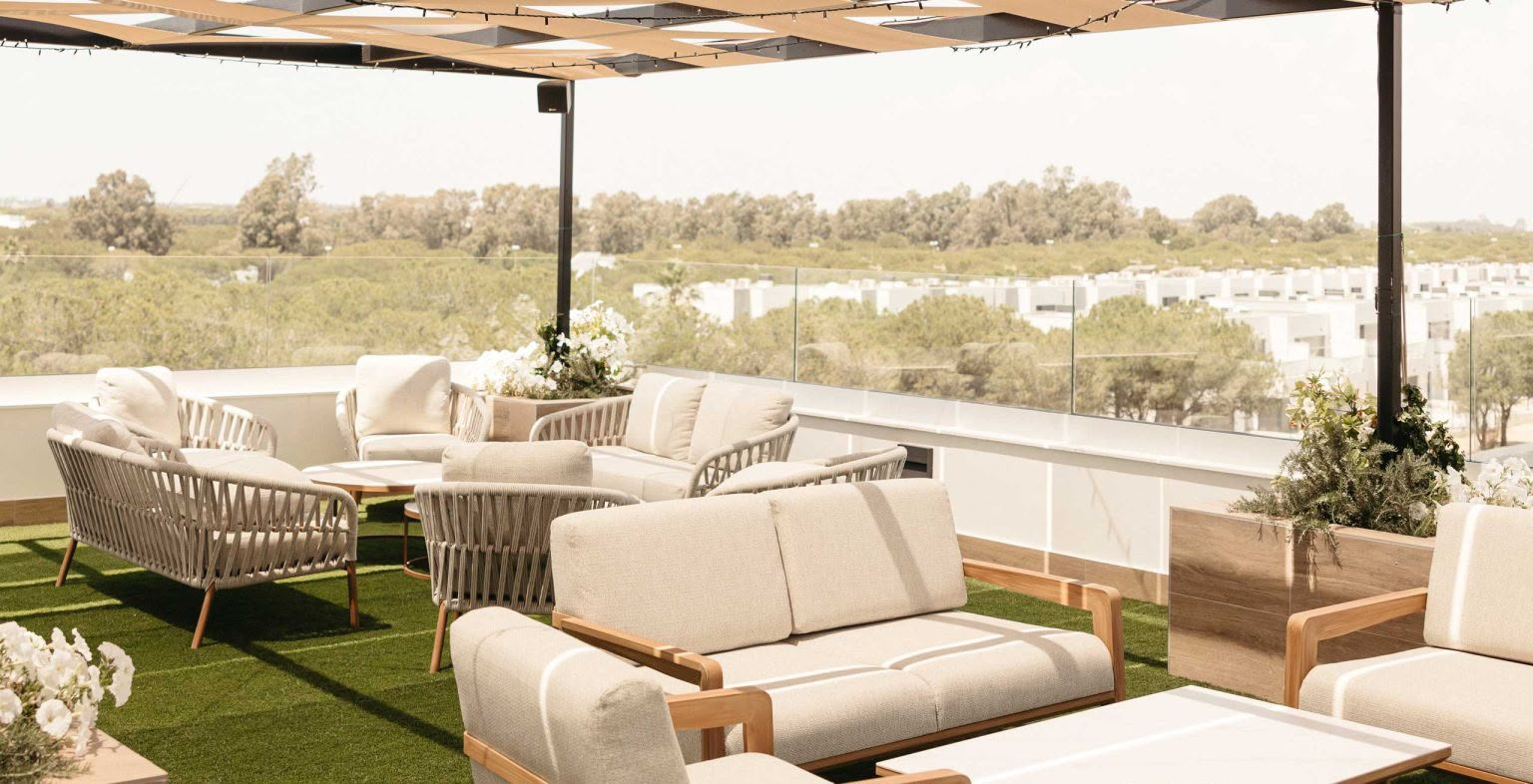 Esplanada exterior com zona lounge no Lamiya Wellness & Family Club